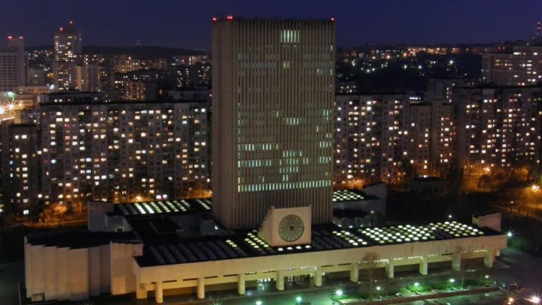 Ukrainas Nasjonalbibliotek. Foto: Artemco,