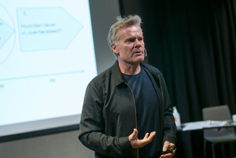 Jens Ulrich holder foredrag om Biblioteket som samskaper. Foto: Marius Græsby