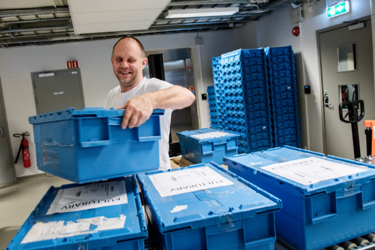 Transportkasser med materiale blir mottatt