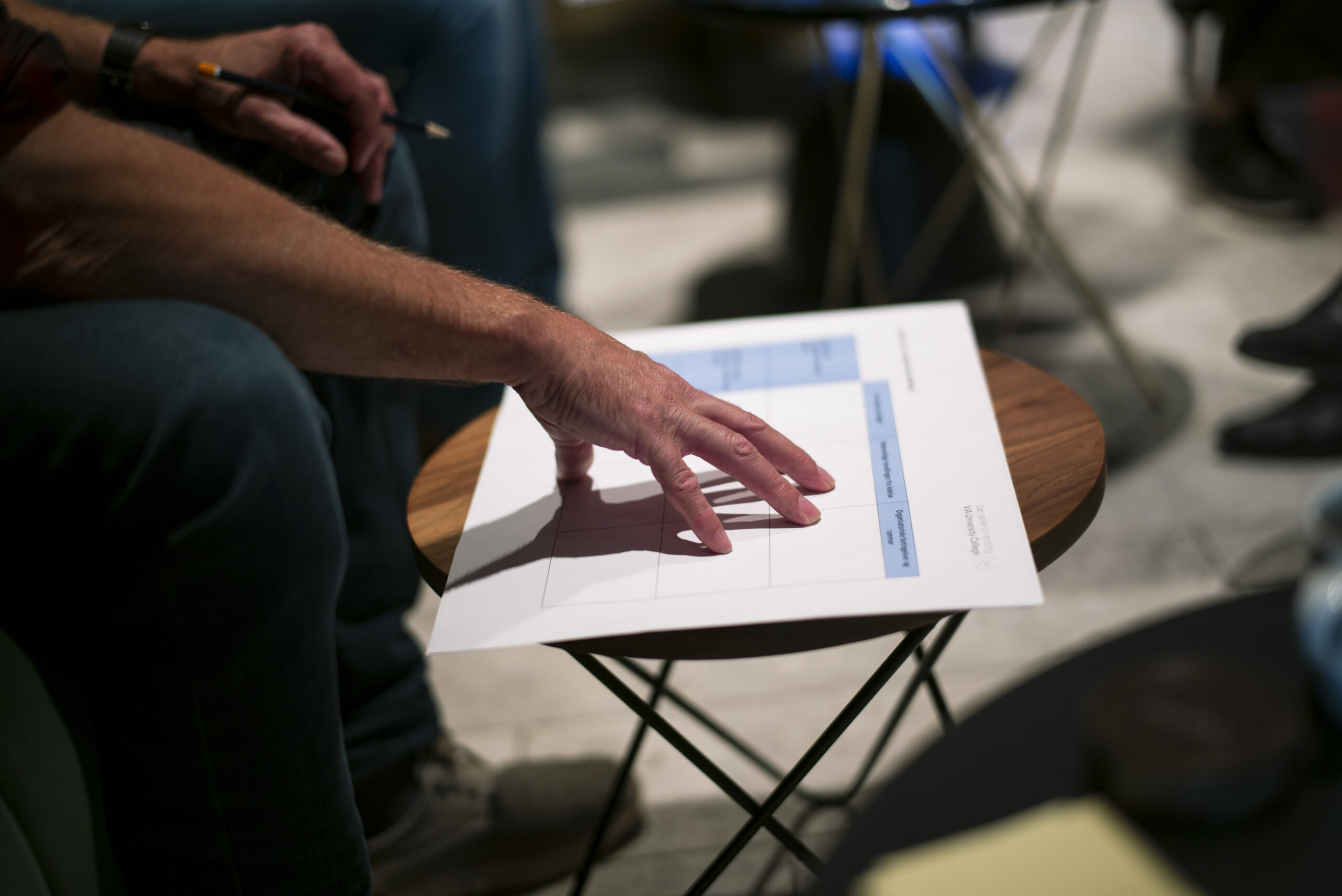 person jobber på pc og ark