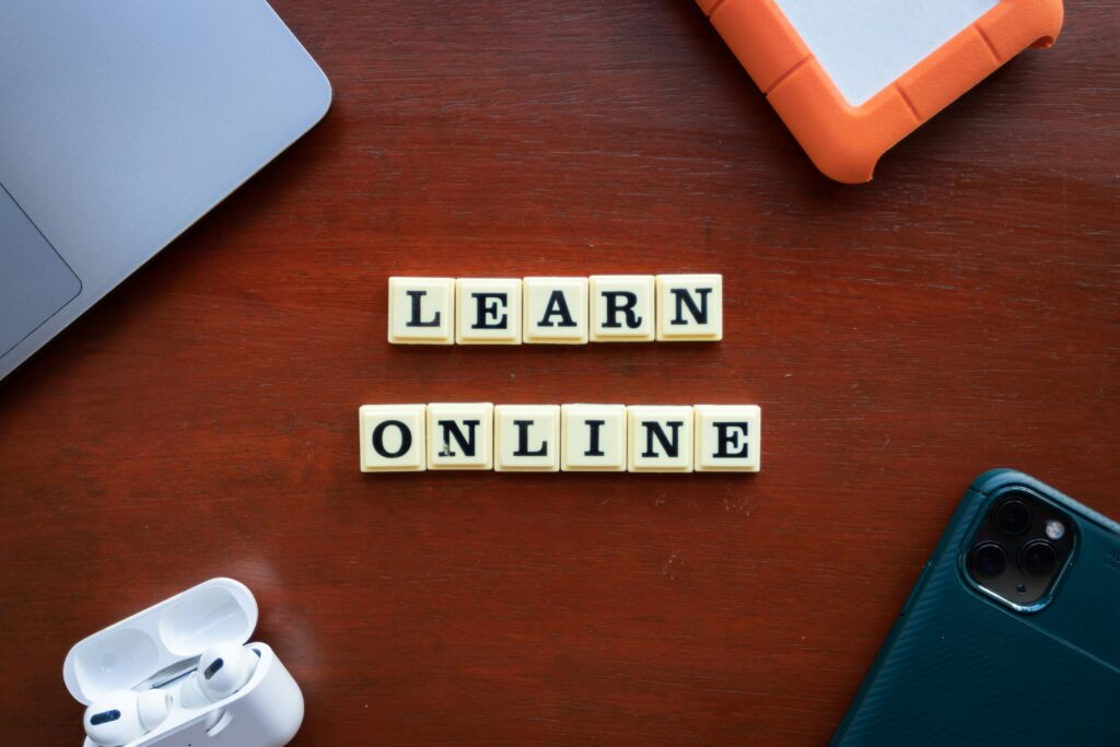 brikker med teksten learn online på et bord. Photo by Ling App on Unsplash